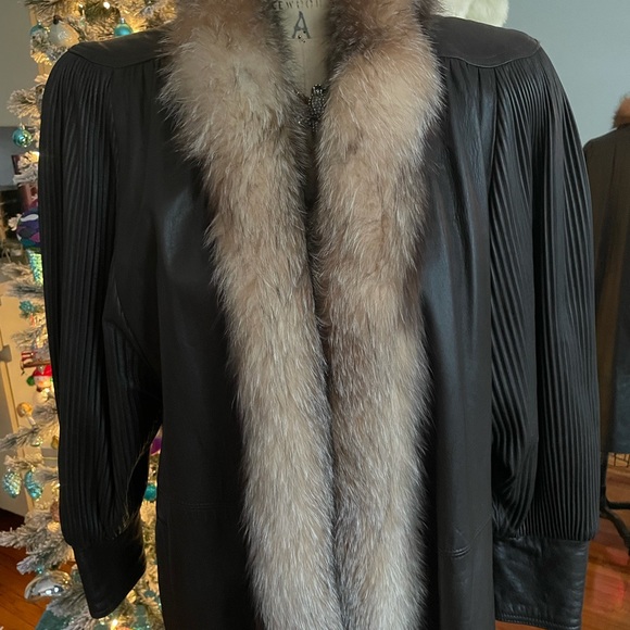 Vintage full-length leather and fur winter coat. Shoulder pads, and puff sleeves - Picture 3 of 11